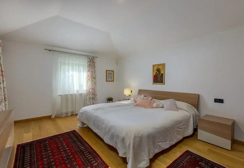 Amazing Pool & Whirlpool Villa Mirna