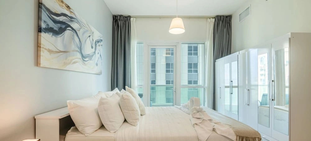 Luxury 1BR in Marina High-rise Living With Views