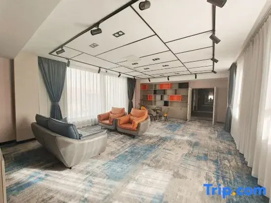 Jianghong Hotel (Korla Railway Station 218 National Road)