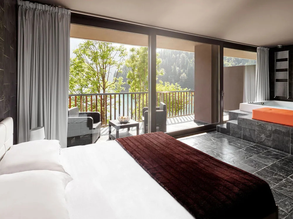 MAANJA Lake Front Suite and Restaurant