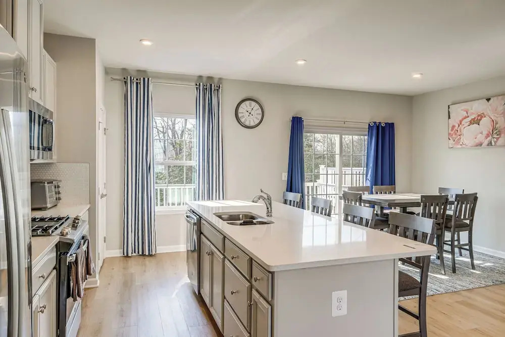 30 Mi to Downtown DC: Charming Dale City Townhome!