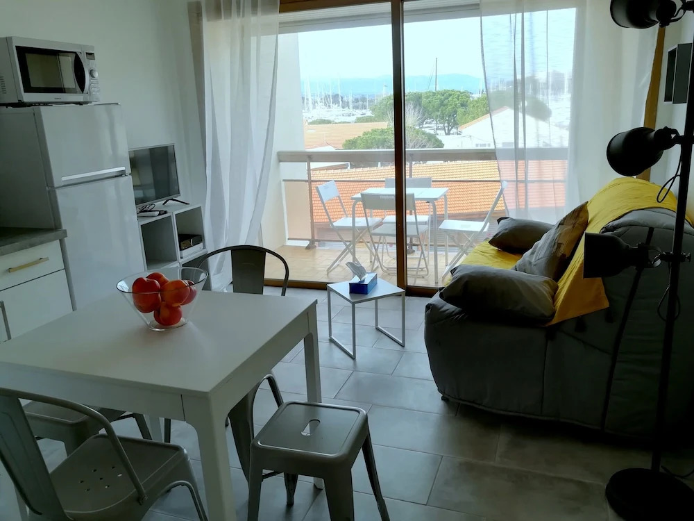 2P Vieil Antibes balcon sur la Marina