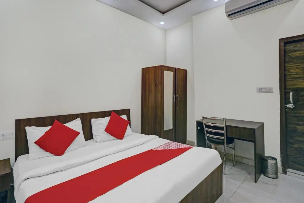 OYO Hotel Prince Near Haiderpur Metro Station