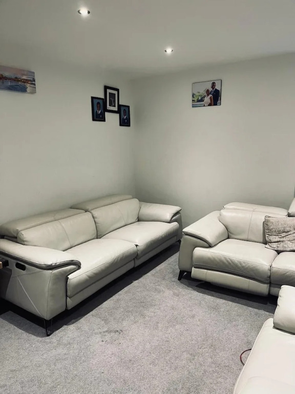 Immaculate 4-bed House in Chelmsford