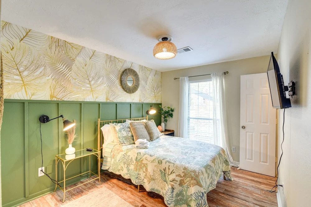Central Seabrook Home: Pool ~ 2 Mi to Nasa Center!