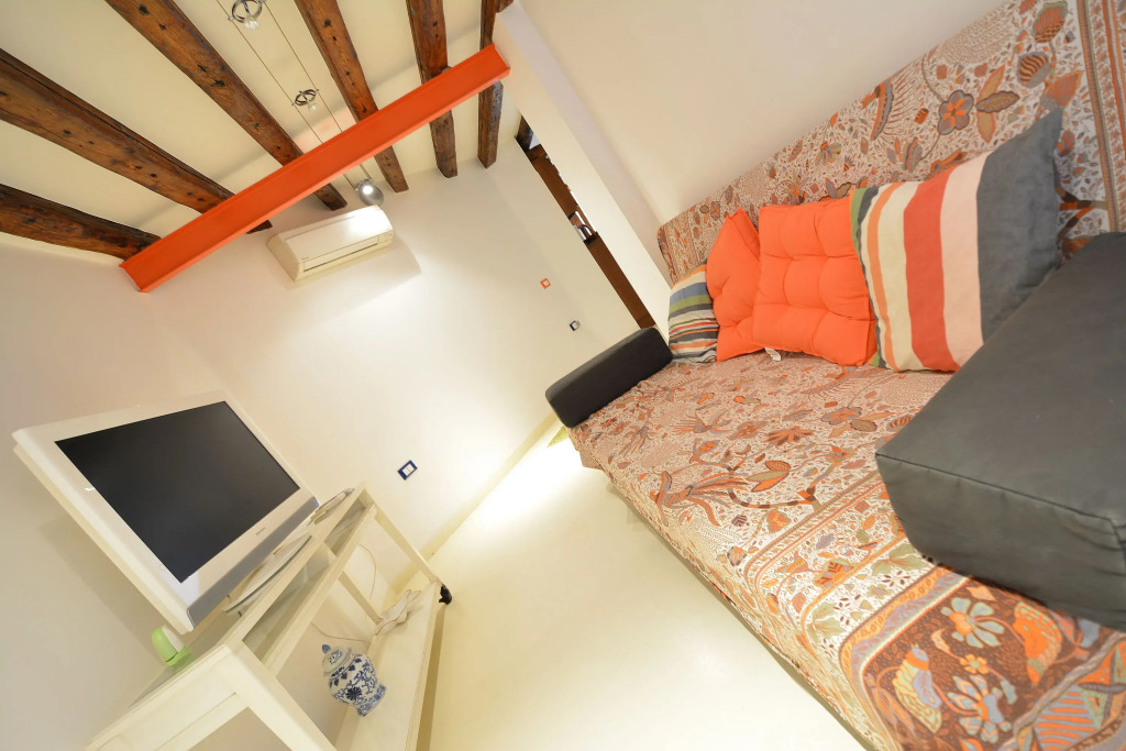 BIENNALE EASY aircond, 2pax wifi,courtyard