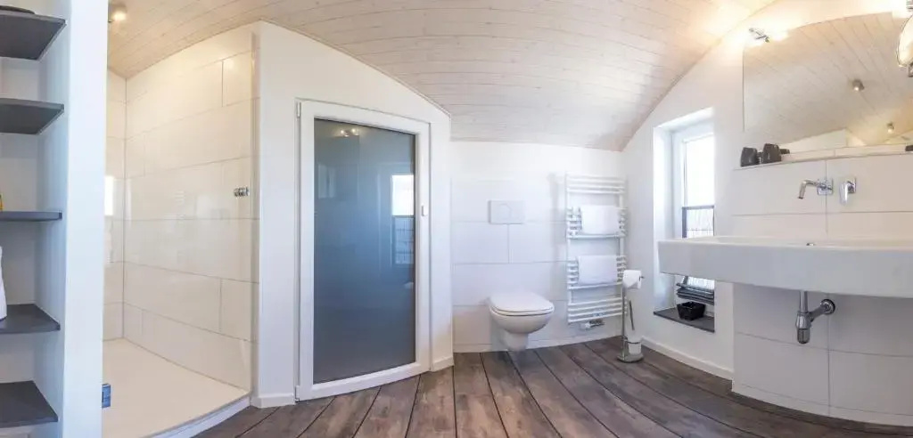 KYST 5410 Floating Home 2