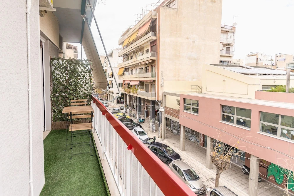 Comfy Kerameikos Apartment by Cloudkeys
