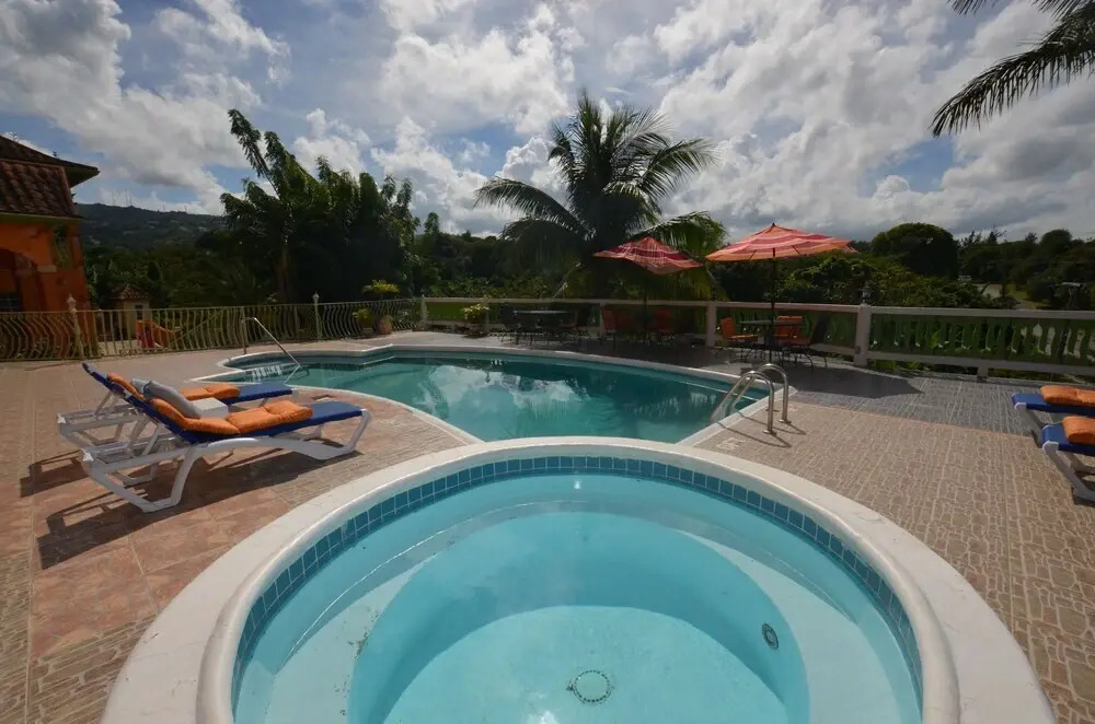 Spacious 6 BR Villa with Pool - Montego Bay - PRJ 1246