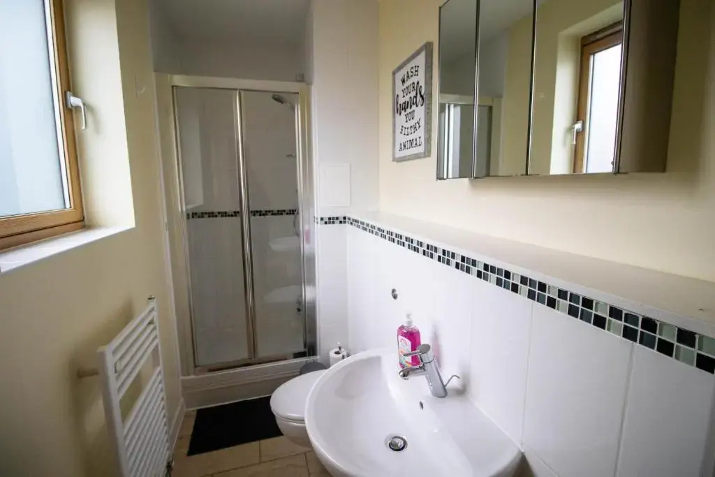 Large Modern Contractor House with Balcony & Private Parking - CMK by Comfy Workers