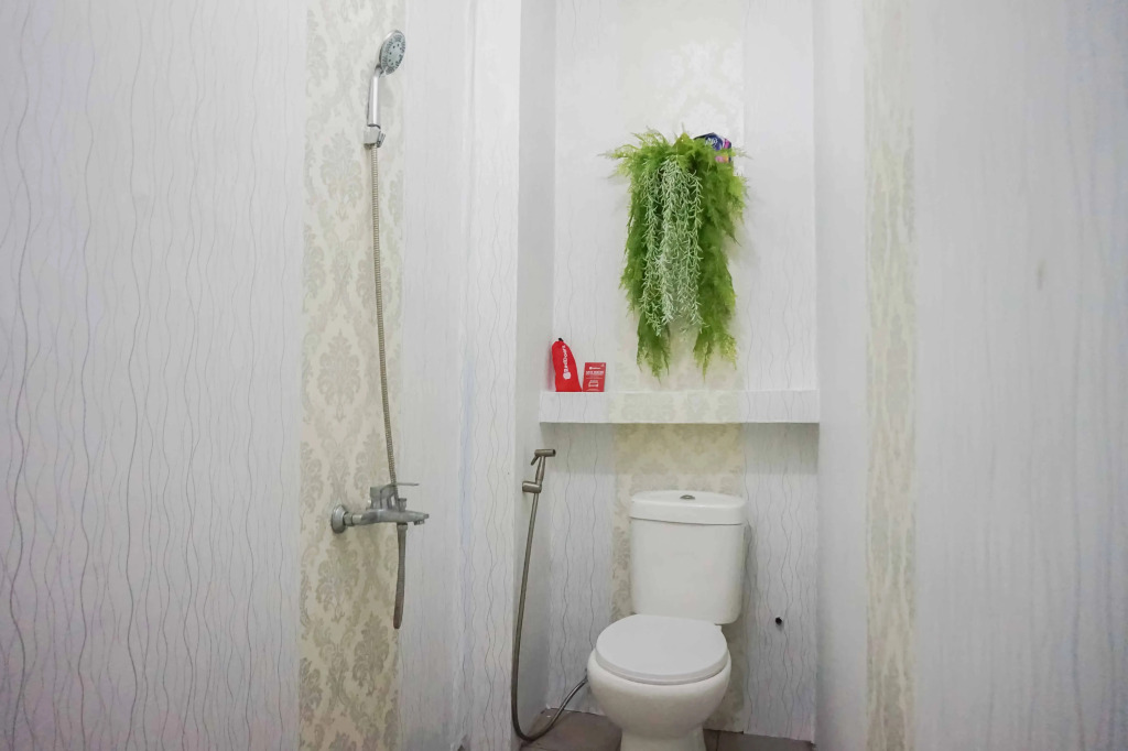 RedDoorz near Velodrome Malang 2