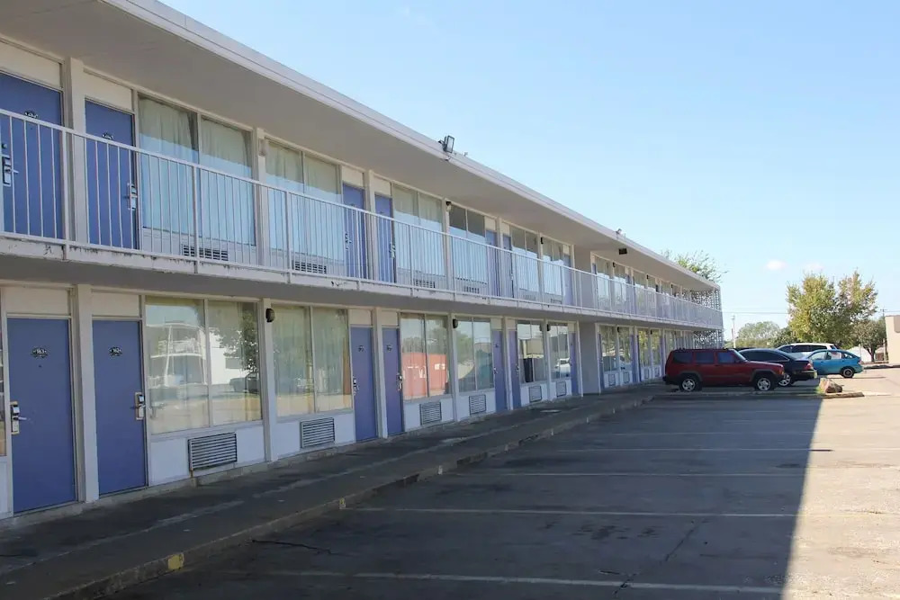 LoneStar Inn and Suites
