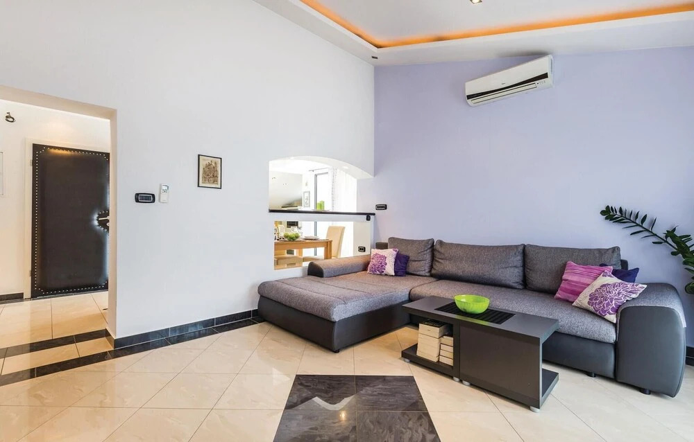 Pet Friendly Home In Spincici