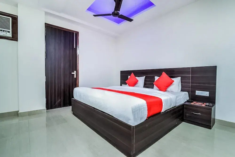 OYO 24236 Q Hotel