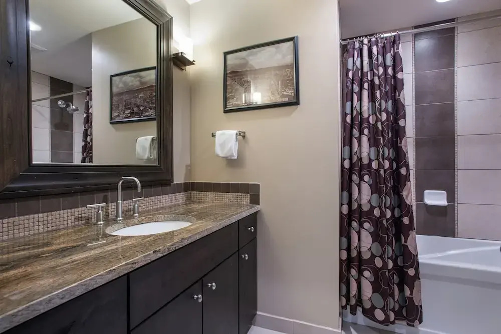 Spacious Village View Townhouse with Fireplace at Parry Peak Lofts townhouse
