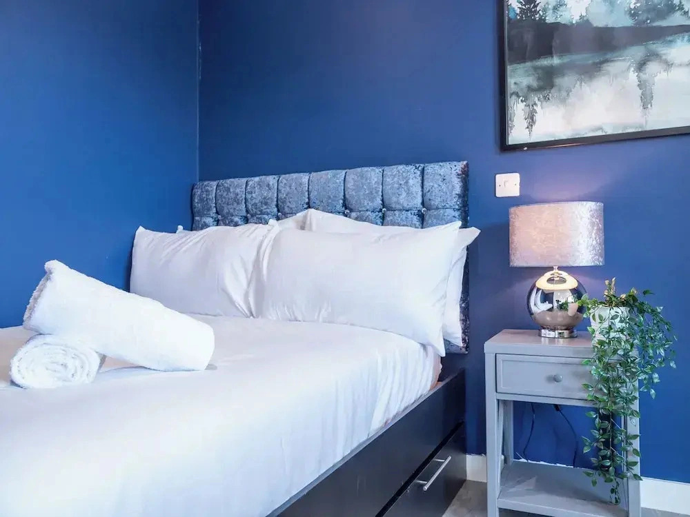 Blue Shade Studio Apartment in Sheffield City