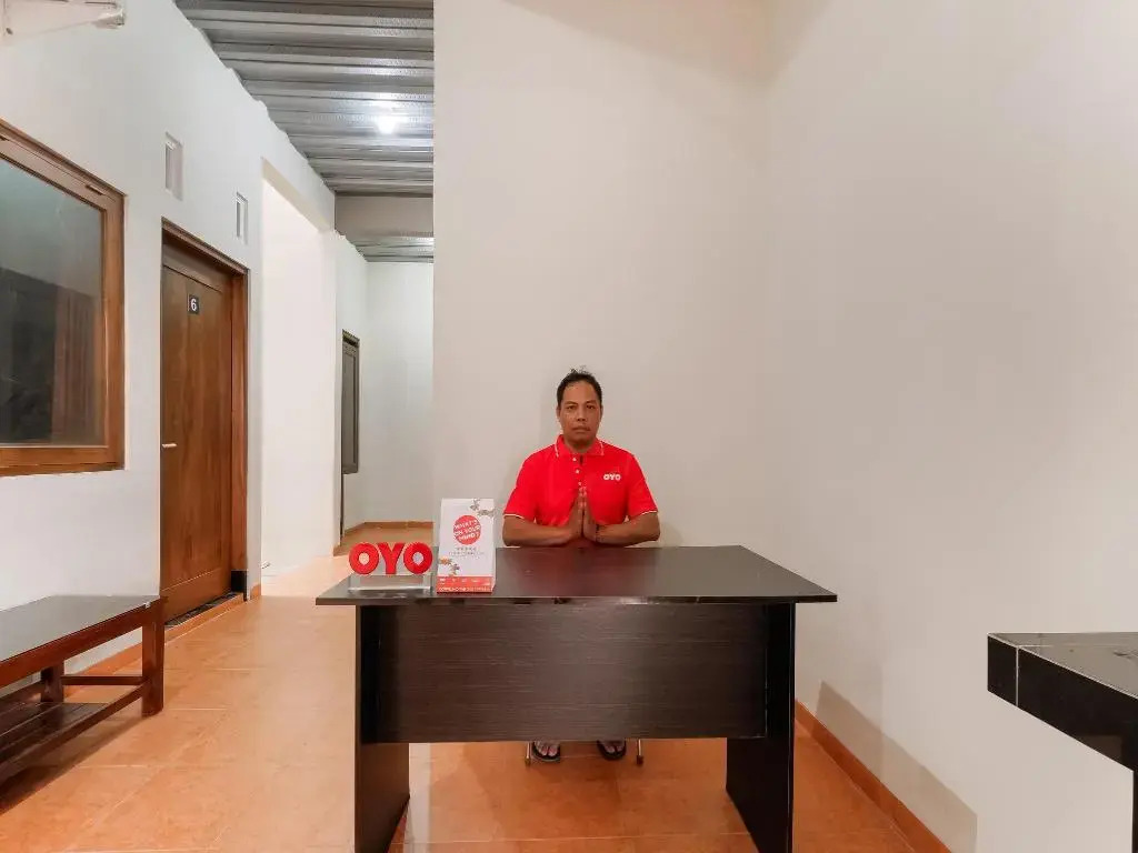 OYO 90045 Annafi Apartel