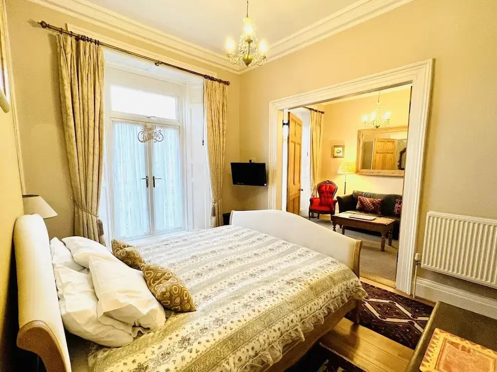 Ascot House Hotel