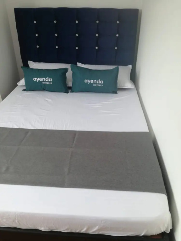 Room in Guest Room - Charming and Cozy Stay in Bogotá's Heart Perfect for Travelling Families!