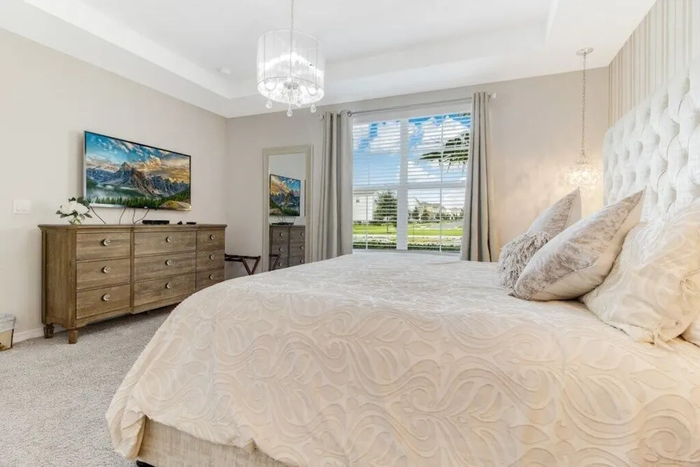 Incredible 5 bed 4 Bath With Private Pool 1598