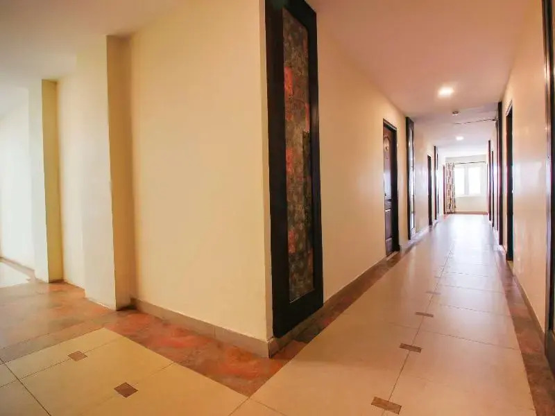 Capital O 68918 Sravya Grand Residency