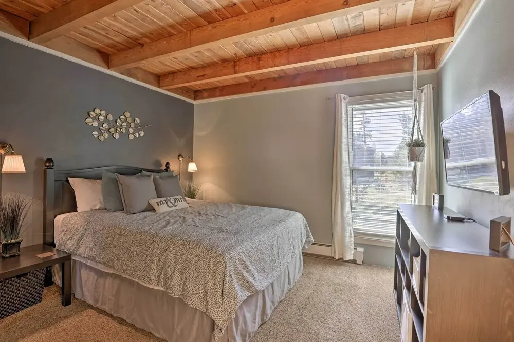 Ski Shuttle & Pool: Modern Silverthorne Condo!