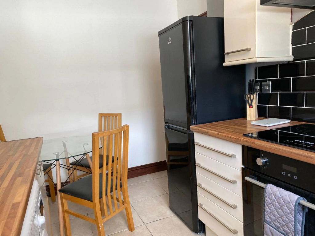 7 Person Home Flat W/parking - Near Swansea Centre