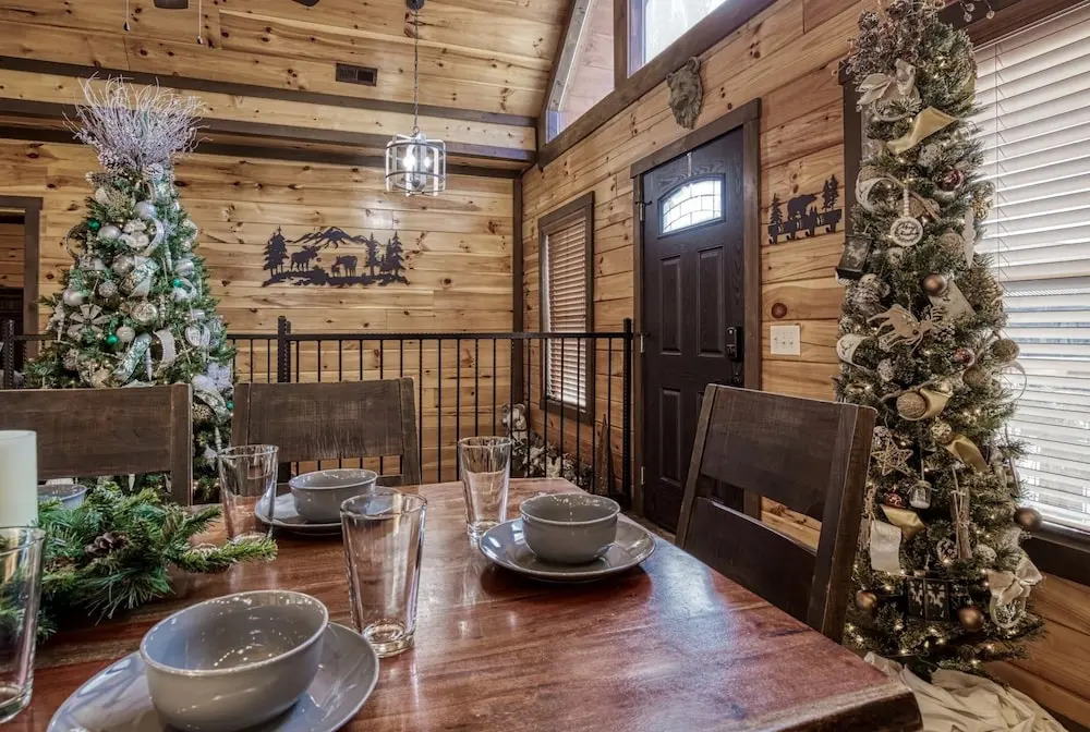 ERN823 - EAGLE FALLS - GREAT LOCATION WITH PRIVATE HEATED INDOOR POOL! CLOSE TO TOWN! cabin