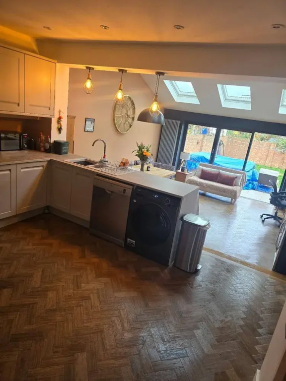 Spacious 4-bed House Close to LHR and London