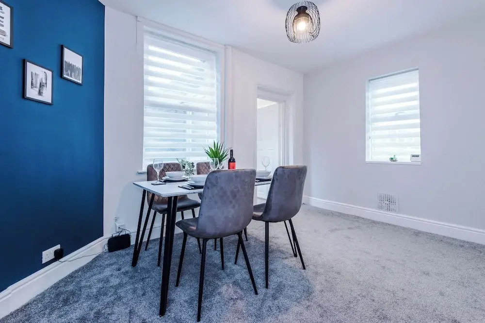 2 Droylsden Road