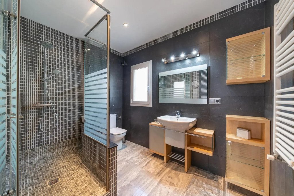 Eugenia in L'Escala with 4 bedrooms and 2 bathrooms