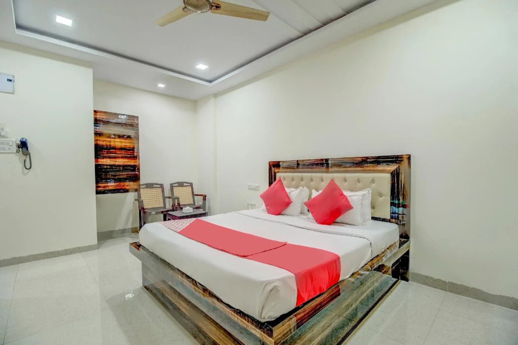 OYO 72564 Om Sai Lodge Hotel