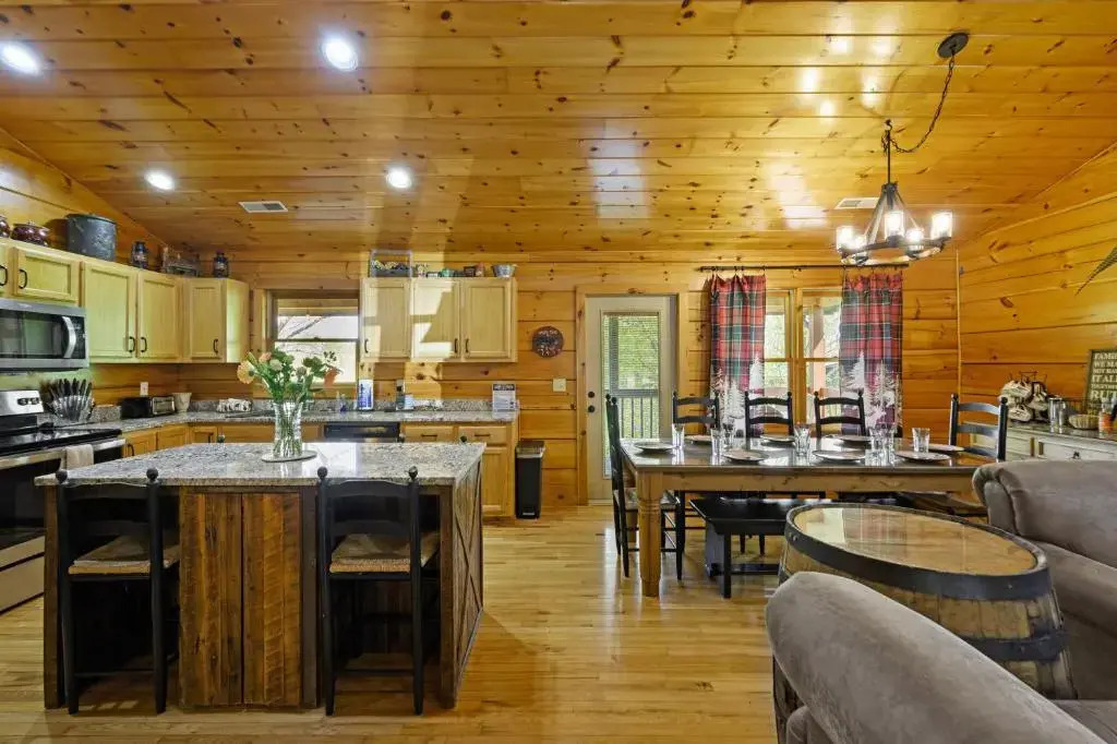 A Wolf's Den Gatlinburg