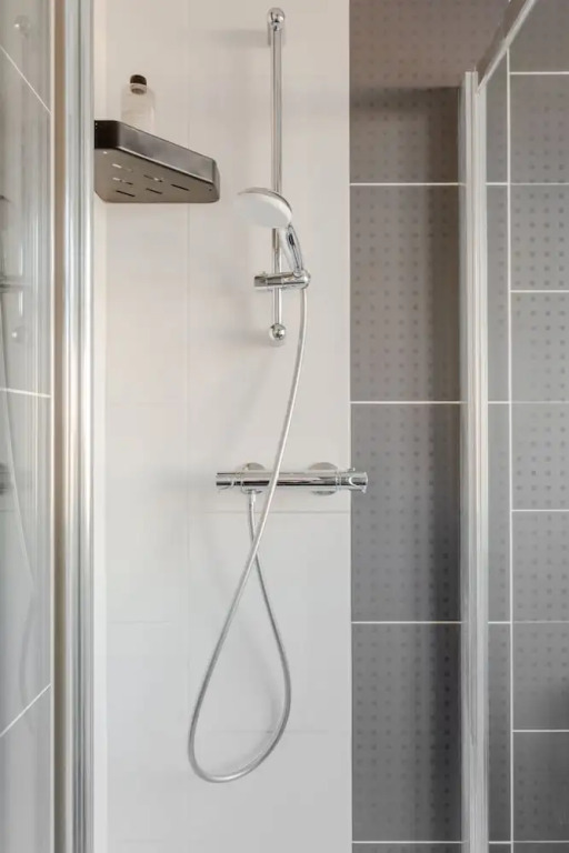 Apple House Wembley Twin Room shared bathroom