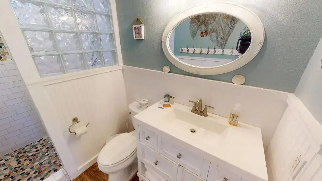 GU501 Unique Beach Home with Large Fenced in Yard, Screened in Porch, Close to Restaurants & Shops