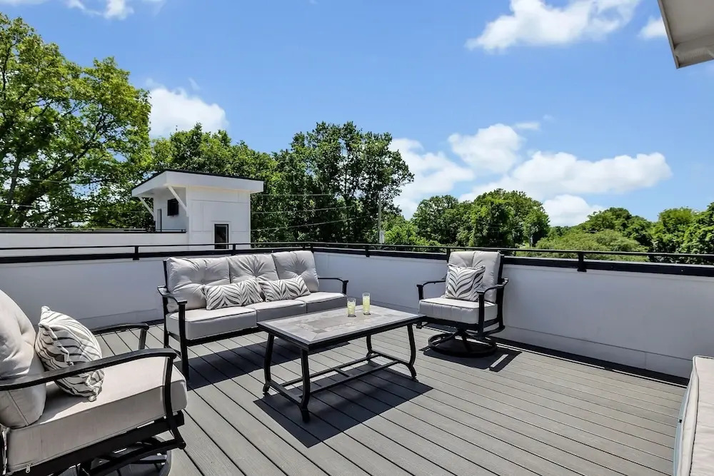 Soprano-private Rooftop-gr8 Walking Location