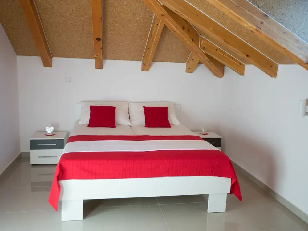 Penthouse Apartment With Teracce Spa Tub and Sea Views
