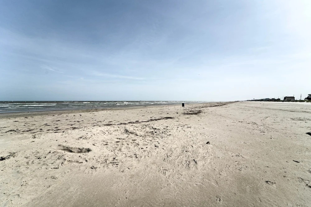 1/4 Mi to Beach: Canal-view Home in Galveston!