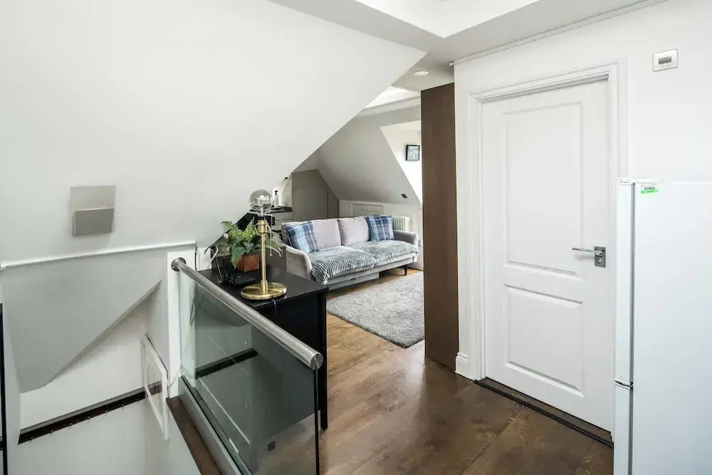 Sleek and Stylish 1BD Apt w/ Balcony, Hammersmith