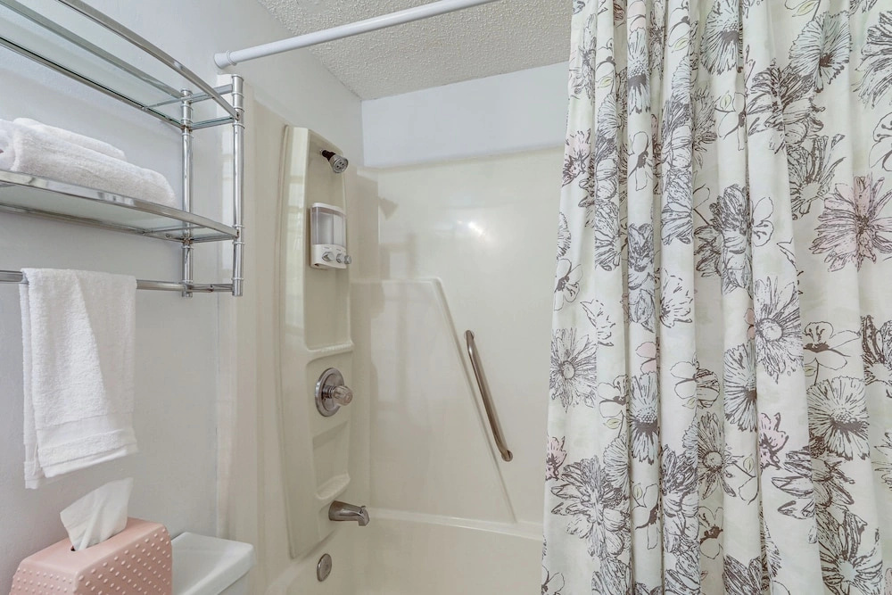 2 Mi to Ski Resort! Sugar Mtn Condo w/ Indoor Pool