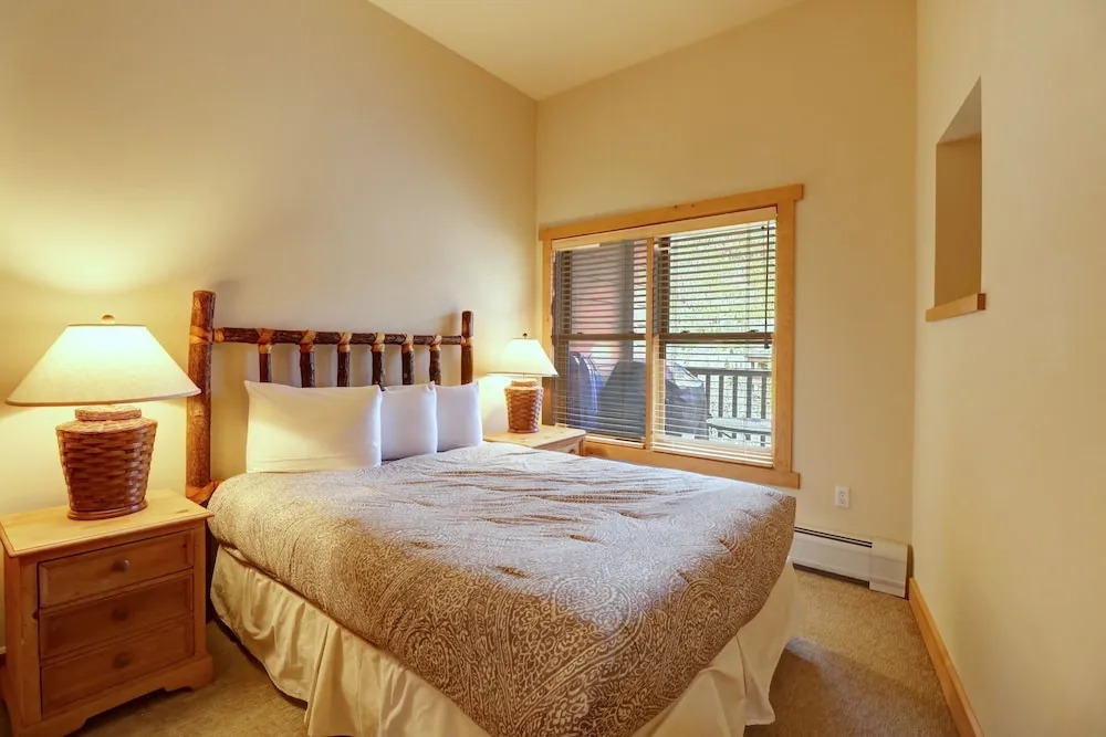 Spacious Top Floor Condo With Awesome Views and Vaulted ceilings - CS425 by Redawning