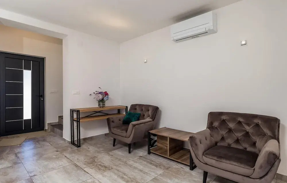Beautiful Home In Icici