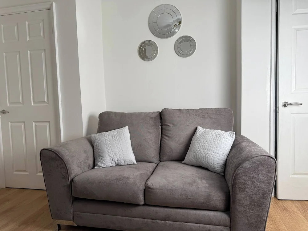 Urban Calm Spacious 3-bed Home With Free Parking