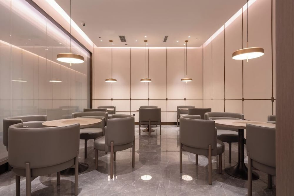 World Hotel (Jinan CBD Dingjiazhuang Subway Station)