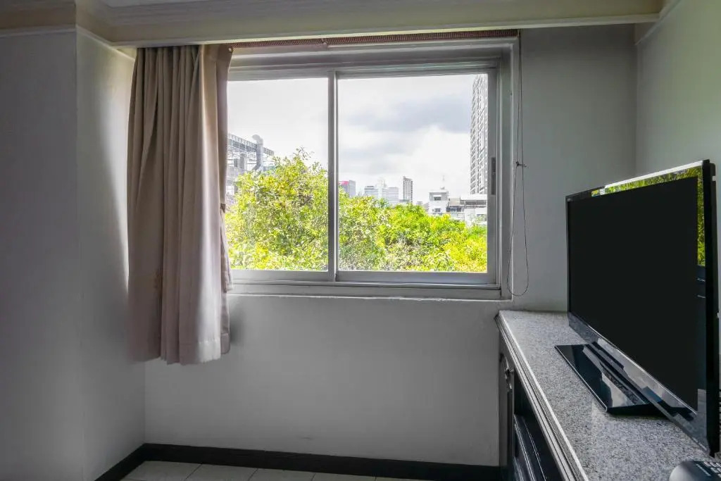 OYO 1042 Boons Residence Sathorn