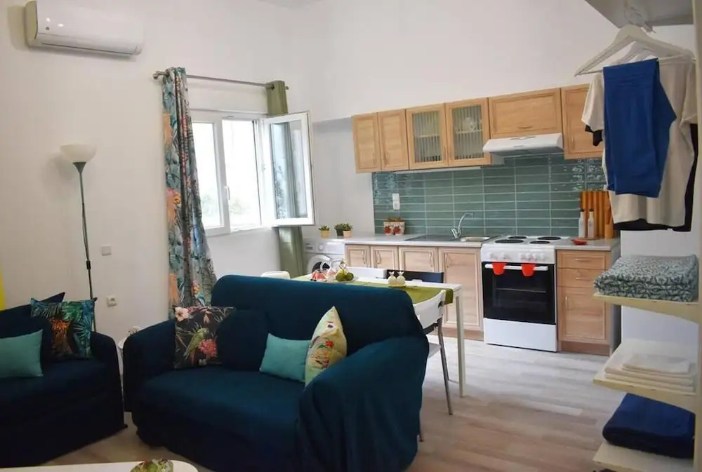 Pirgos Colorful Studio, Sleeps 2, Parking Wifi Ac