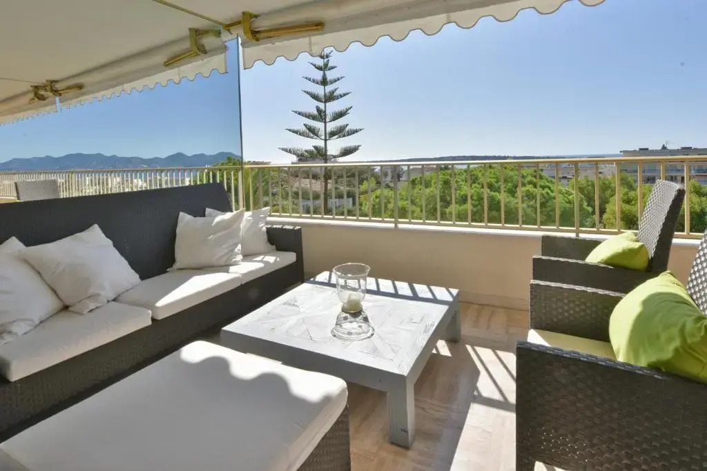 10 Minutes On Foot From The City Center! Sea View Secured Property