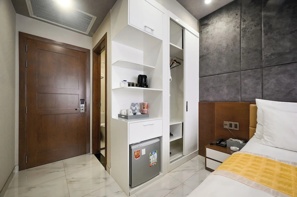 The Moon 1 Hotel