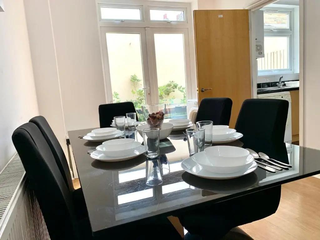 London 4 Bedrooms 3 Bathrooms with Garden House