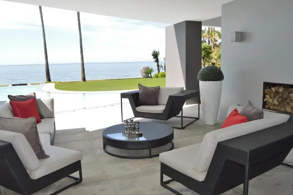 Modern Designer Villa 34121743 Direct Seafront Los Monteros Marbella for Holiday Rentals